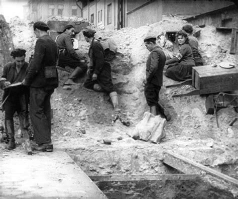 Photos From Behind The Barricades At The Warsaw Uprising (1944) - Flashbak