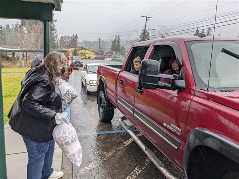 Quilcene School District gives blankets to students | Peninsula Daily News