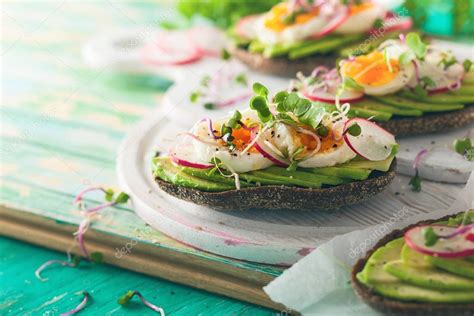 Abra S Ndwiches Con Aguacate R Bano Huevo Cocido Y Brotes Concepto