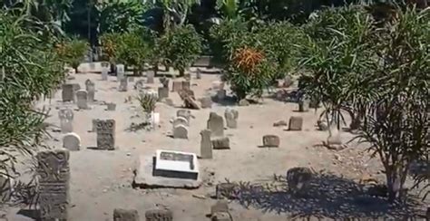 Heboh Puluhan Makam Rusak Di Sidoarjo Pelaku Buang Nisan Di Kebun