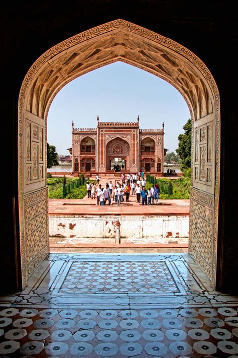 People approaching the Tomb of I'timād-ud-Daulah | Smithsonian Photo ...