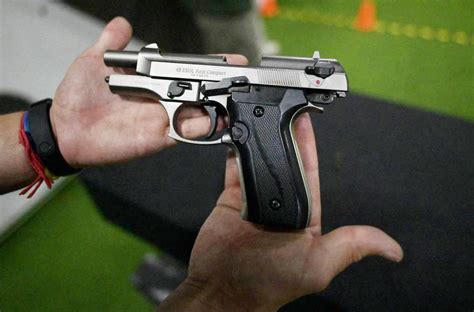 Gobierno firmó decreto para regular porte y uso de armas traumáticas