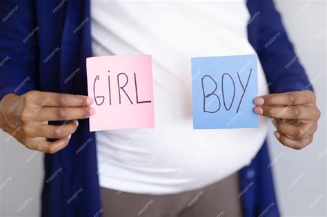 Barriga De Grávida Menino E Menina - Senhora grávida afro-americana milenar com barriga grande mostra papel ...