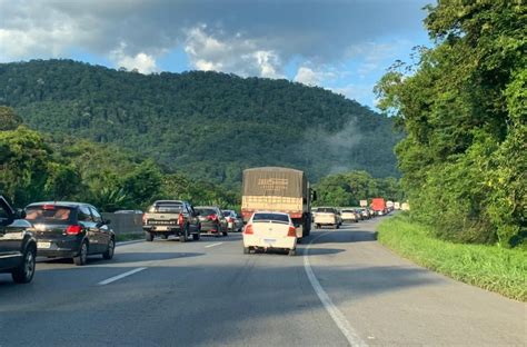 Movimento Intenso Nas Rodovias Entre Curitiba E As Praias