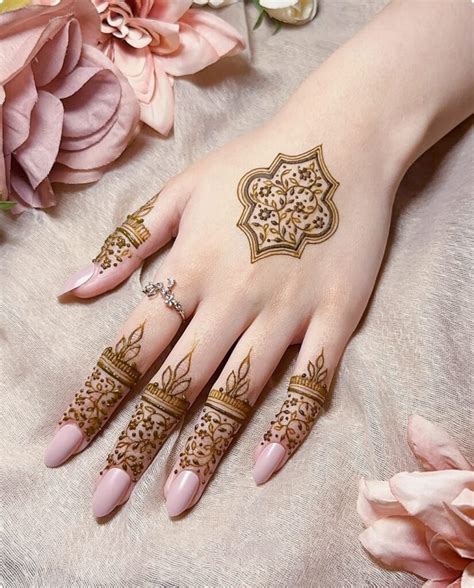 Best 10 Karwa Chauth Mehndi Design Mixing Images