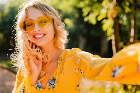 Portrait De La Belle Blonde élégante Femme Souriante En Chemisier Jaune Portant Des Lunettes De