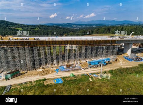 Antena drone vista sobre la construcción del viaducto Obras en la