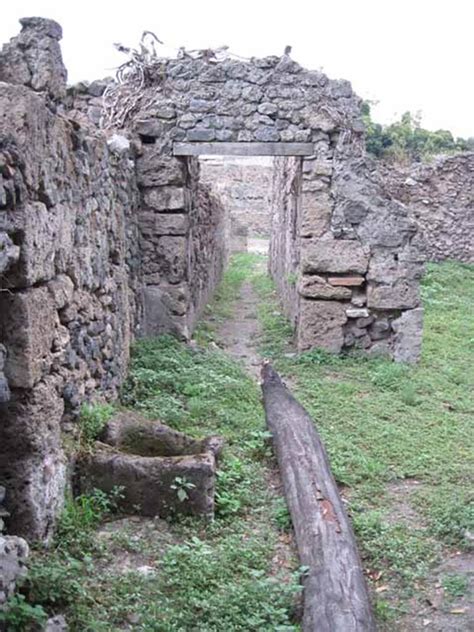 VIII 7 6 Pompeii September 2010 Main Corridor Looking East Towards