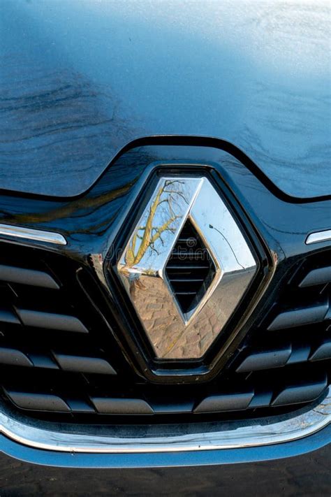 Renault car emblem editorial image. Image of drive, automobile - 115361030