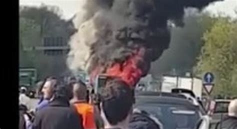 Milano autista dà fuoco a bus studenti i prof costretti a legare i