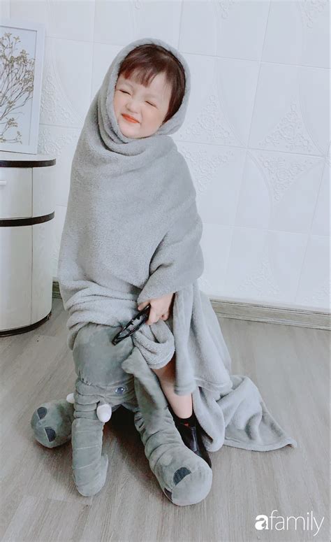 Ở nhà quá chán hot mom Hà Nội nảy ra ý định lấy quần đùi của chồng cosplay cho con gái 2 tuổi