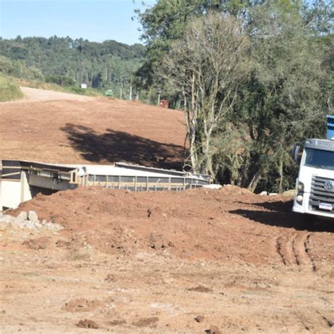 OBRAS DE REDESENHO DA ESTRADA NO TRAVESSÃO CAMPINHO FAIXA AZUL