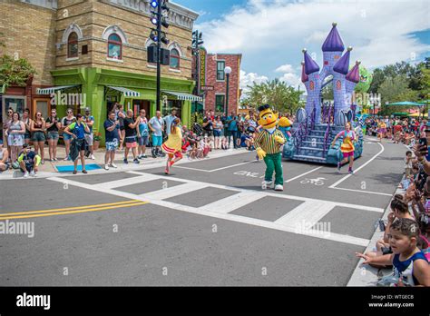 Orlando Florida August 28 2019 Bert And Woman Dancers In Sesame