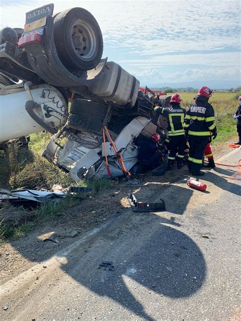 Accidente grave pe șoselele din România TIR cu ciment răsturnat în