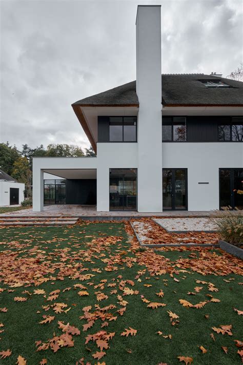 Nieuwbouw Witte Villa Met Rieten Kap In Eindhoven