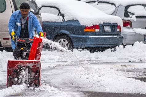 Homme L Aide De La Souffleuse De Neige Pour Enlever La Neige Dans Le