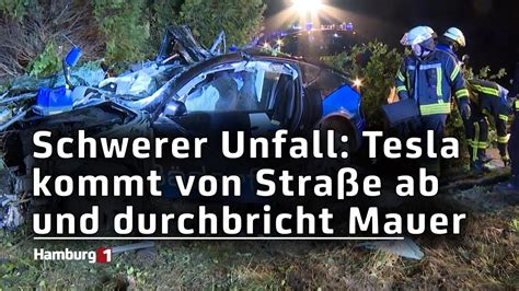 Meter Langes Tr Mmerfeld Autofahrer Nach Unfall Schwer Verletzt