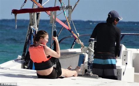 Diane Lane Looks Sensational In Tiny Bikini In Mexico Daily Mail Online