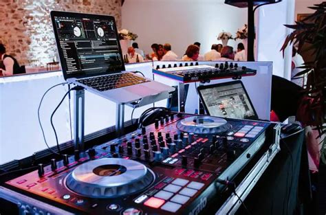 CDJ vs. DDJ – Differences & Comparison (DJ Gear) - djgear2k