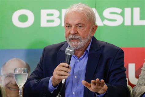 Bolsonaro terá que colocar a faixa no meu pescoço diz Lula