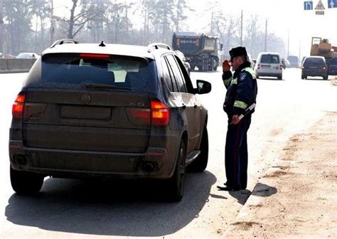 Чи мають право патрульні зупиняти авто через забруднені номерні знаки ...