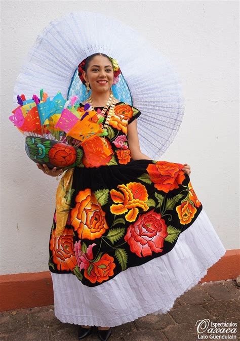 Pin de Andrea en Dolce Gabbana | Vestidos mexicanos tradicionales