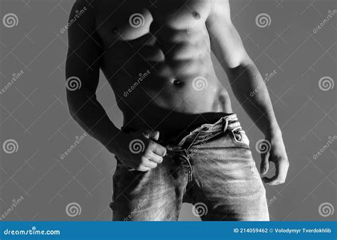 Musculoso Atleta Con Fuerte Torso Desnudo Pecho Seis Paquetes Posando