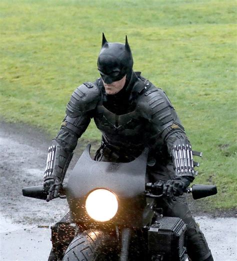 Robert Pattinsons Stunt Double Shown Wearing Batman Suit In Photos Video From Movie Set 22