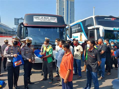 Langgar PPKM Darurat 36 Bus AKAP Dikandangkan Editor Id