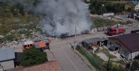 Au luat foc gunoaiele aruncate ilegal pe câmpul de la marginea