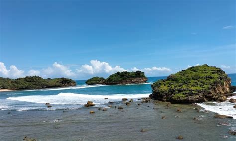 Pantai Batu Karung Pacitan Daya Tarik Acara Piknik Lokasi Harga