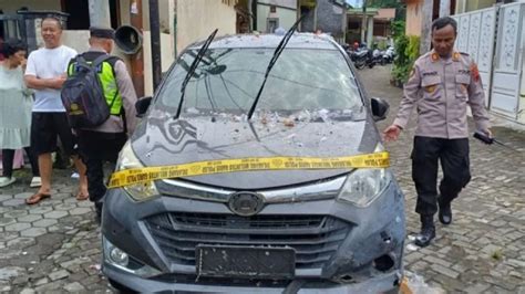 Balon Udara Jatuh Menimpa Perumahan Di Magelang Rumah Dan Sebuah