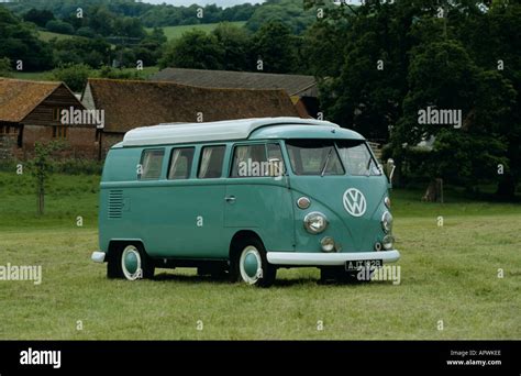 Furgoneta combi vw de la década de 1960 fotografías e imágenes de alta