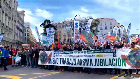 10 000 policías y guardias civiles piden que dimita Marlaska