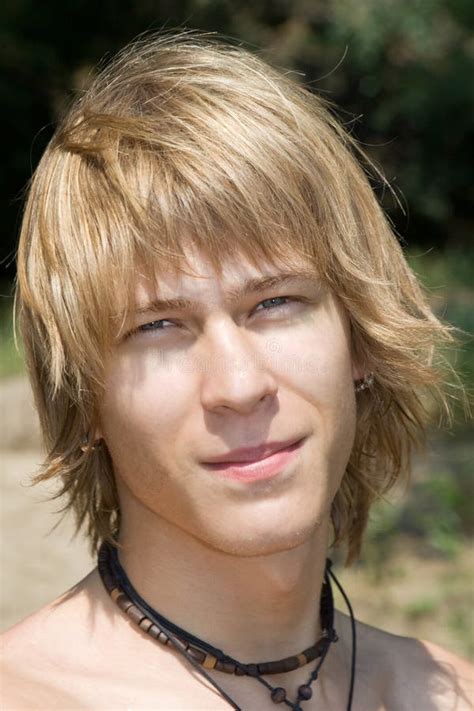 Retrato Del Blonde Joven De La Belleza Imagen De Archivo Imagen De Elegancia Mujer 6732149