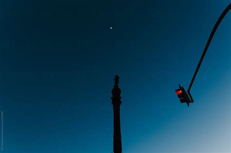 «the Moon A Traffic Light And A Monument On A Sunset Del Colaborador