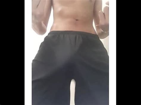 Novinho dançando de shorts o pau solto mostrando o volume XVIDEOS