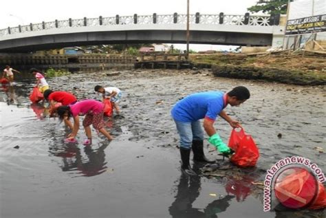 Komunitas Peduli Lingkungan Aksi Bersih Sungai Karang Mumus Republika