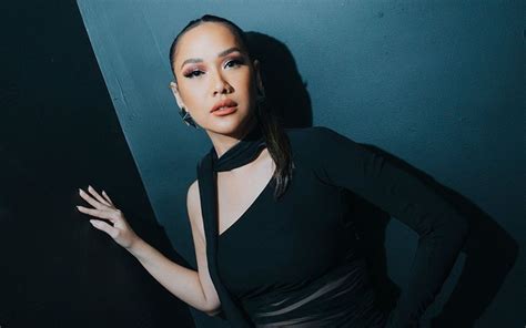 Potret BCL Pakai Rok Mini Pamer Perut Saat Manggung Makin Hot Okezone Lifestyle
