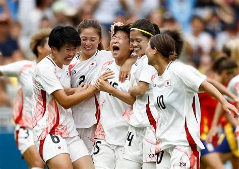 ＜パリ五輪サッカー女子 スペイン・日本＞前半、先制ゴールを決め喜ぶ藤野（中央）ら日本代表イレブン（ロイター） ― スポニチ Sponichi