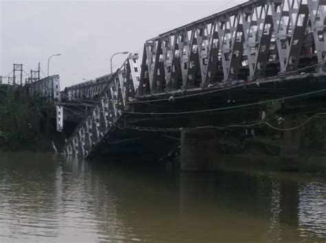 Jembatan Penghubung Lamongan Tuban Ambruk Sejumlah Truk Terjun Ke Sungai