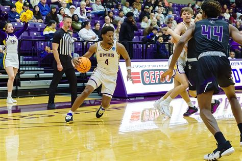 Cruwin Johnson Sets Asc Scoring Record Umhb Mens Hoops Defeats Ut