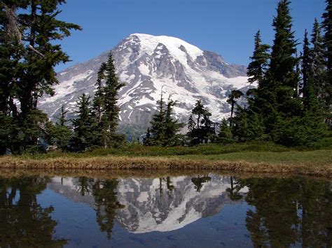 Mount Rainier Is A Huge Stratovolcano Located 87 Km Southeast Of