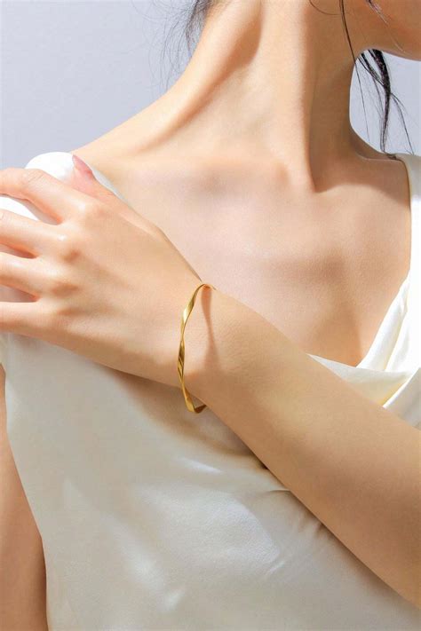 1 pieza Brazalete de acero inoxidable con torsión simple para mujeres