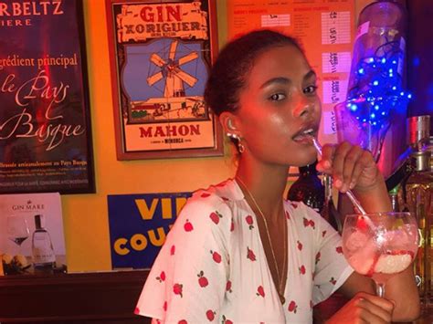 C Est Chaud Tina Kunakey Sexy D Voile Son Corps Z Ro D Faut En Bikini Closer