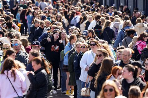 Fans wait in long lines outside The Greek LA for tickets 4