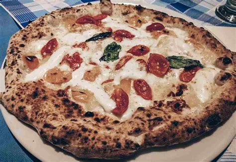 Where to Get the Best Pizza in Naples, Italy: 12 Tried and Tested ...