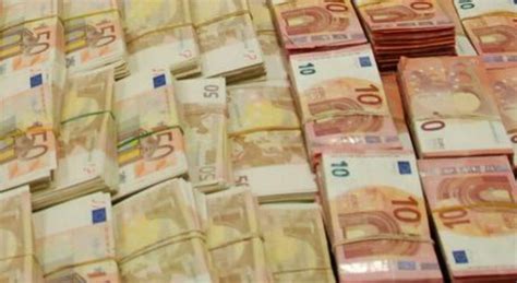 Papà vince 20 milioni di euro alla lotteria ma non lo dice ai figli