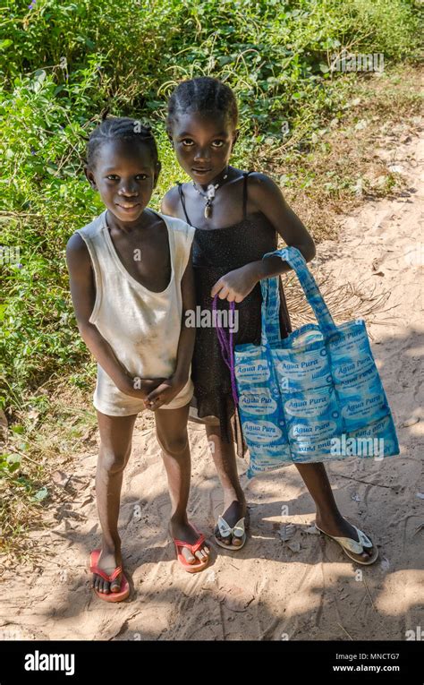 Deux Fillettes Afrique Banque De Photographies Et Dimages à Haute Résolution Alamy