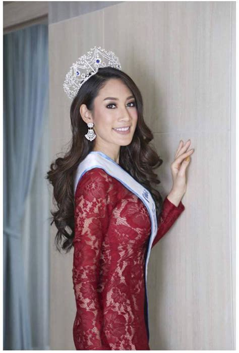 Hoa hậu Bikini Hoàn vũ Thái Lan quỳ gối cho mẹ giẫm chân lên đầu